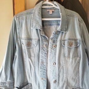 Light colored 3/4 sleeve Jean jacket. 2x